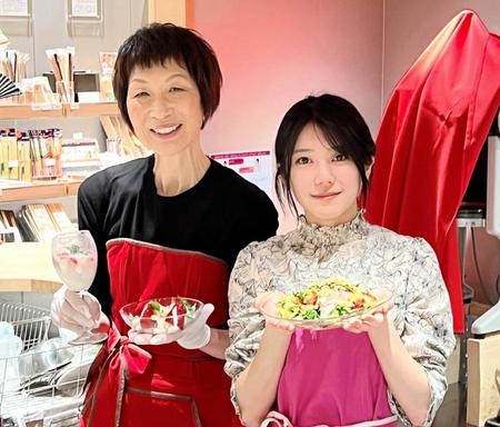 　奈良産のいちごを使って料理を披露したＡＫＢ４８・大西桃香（右）と浜内千波さん＝東京・奈良まほろば館