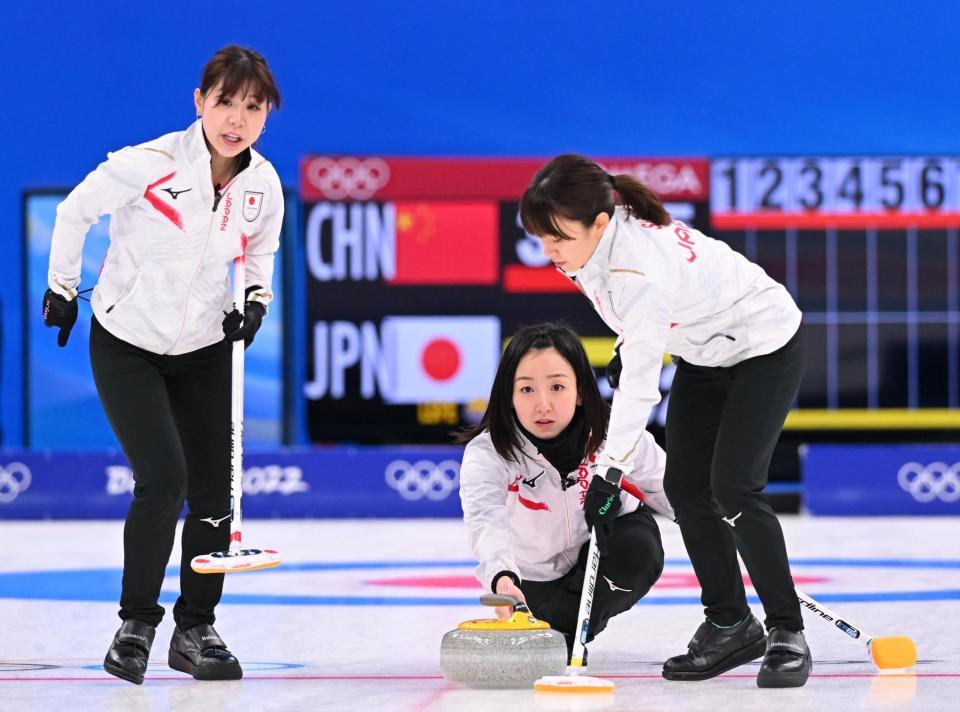 第１エンド　ストーンを投げる藤沢五月。左は吉田夕梨花、右は鈴木夕湖（撮影・堀内翔）