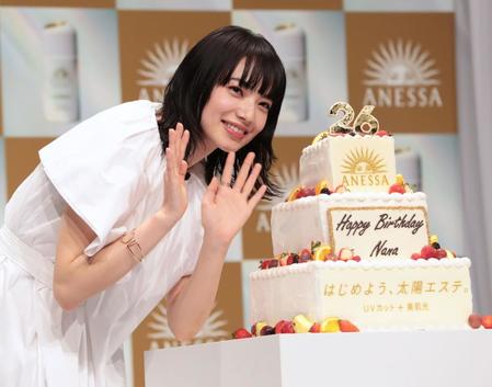 サプライズのバースデーケーキと写る笑顔の小松菜奈＝都内（撮影・中島達哉）