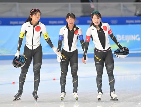 　決勝でカナダに敗れ、悔しがる（左から）高木美帆、高木菜那、佐藤綾乃（撮影・高部洋祐）