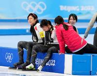 女子団体追い抜き決勝のレースを終え、うなだれる高木菜那（手前中央）を励ます押切美沙紀（同右）、佐藤綾乃（奥）、高木美帆（共同）