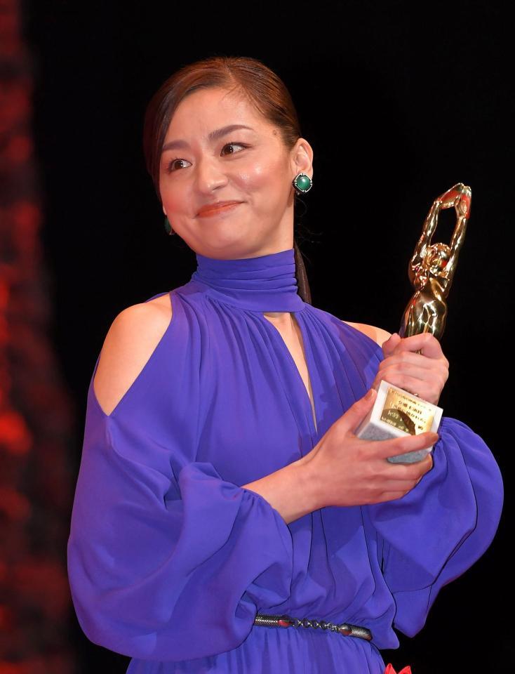 主演女優賞を受賞した尾野真千子＝東京・めぐろパーシモンホール（撮影・出月俊成）