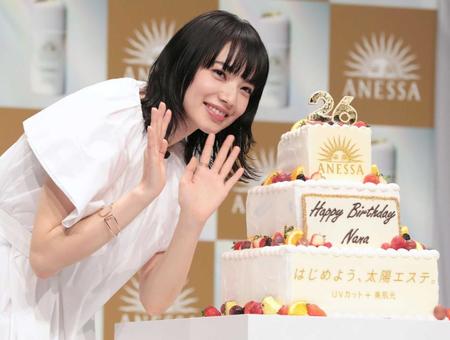 　バースデーケーキを贈られ笑顔の小松菜奈＝東京銀座資生堂ビル（撮影・中島達哉）