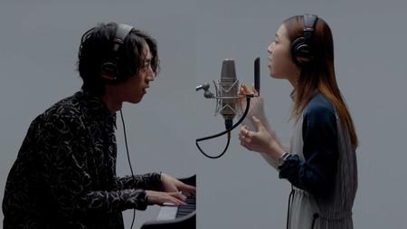 　Ｃａｔｅｅｎ（左）のピアノに合わせて歌うｍｉｌｅｔ