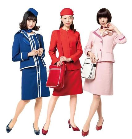 　ＣＡ役を演じる（左から）大友花恋、愛加あゆ、飯窪春菜