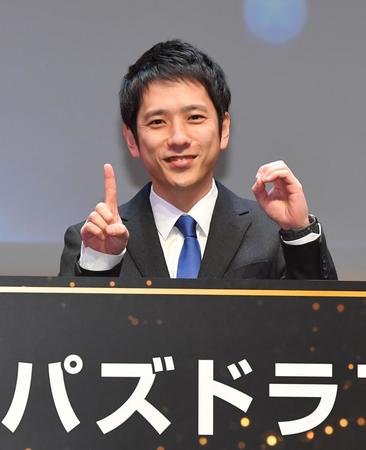 　パズドラ１０周年記念発表会に登場した二宮和也（撮影・伊藤笙子）