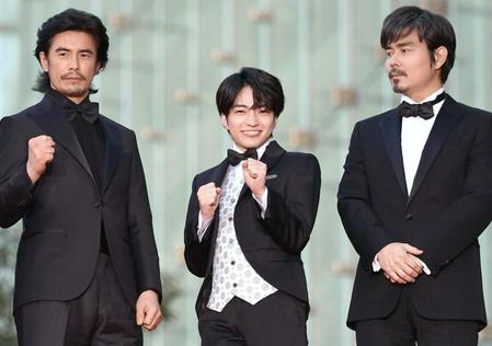 　ポーズを決める（左から）伊藤英明、西畑大吾、小沢征悦＝東京・六本木（撮影・園田高夫）