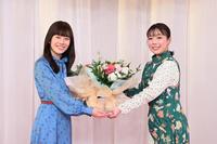 　今春で卒業するあつこおねえさんに花束を渡す後任のまやおねえさん＝ＮＨＫ