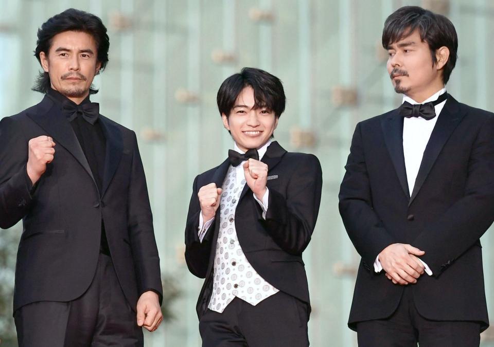 　ポーズを決める（左から）伊藤英明、西畑大吾、小沢征悦＝東京・六本木（撮影・園田高夫）