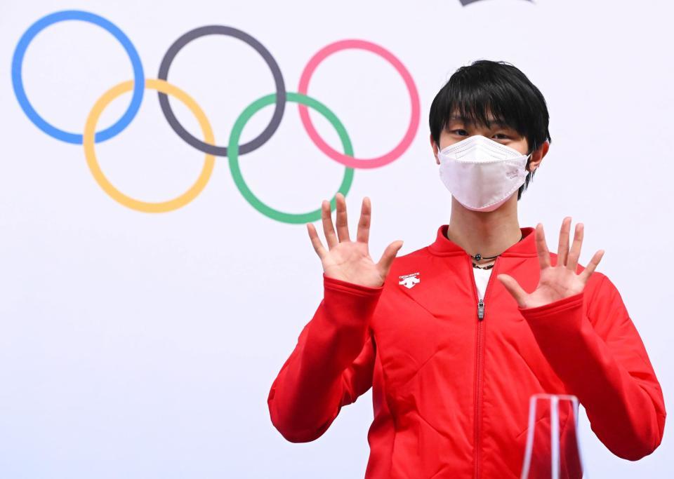 　会見を終えて手を振る羽生結弦＝１４日