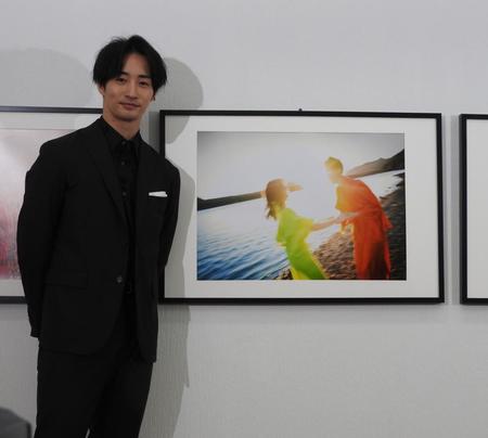 自らの写真展の取材会に出席した古屋呂敏＝東京都内