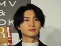 【送料無料】桜田通さん掲載2ページ（約A3サイズ）#6394 桜田通、30代で“笑顔”解禁もカレンダー「客観的に1、2点」/芸能