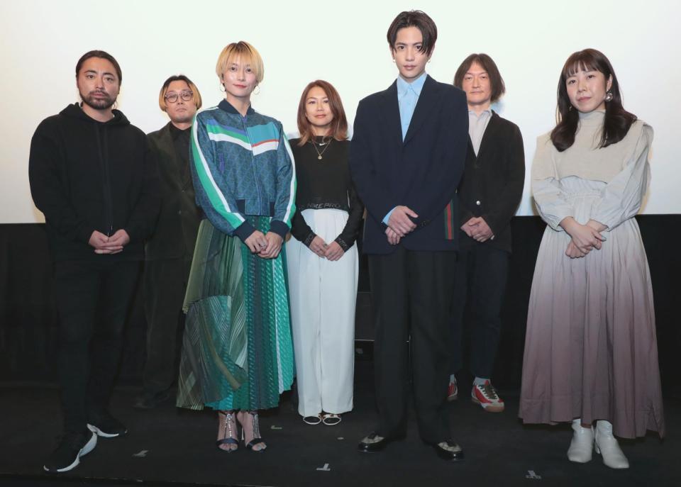 　『ＭＩＲＲＯＲＬＩＡＲ　ＦＩＬＭＳ　Ｓｅａｓｏｎ２』公開初日舞台あいさつに登壇した（前列左から）山田孝之、柴咲コウ監督、志尊淳監督、山田佳奈監督、（後列左から）柴田有麿監督、ＡｚｕｍｉＨａｓｅｇａｗａ監督、駒谷揚監督＝東京・渋谷ユーロスペース（撮影・中島達哉）