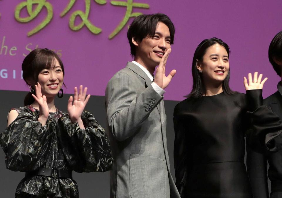 　配信記念イベントに登壇した（左から）福原遥、福士蒼汰、山本美月