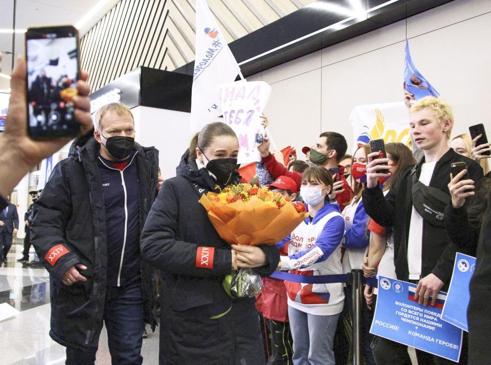 　モスクワの空港でファンらに迎えられるカミラ・ワリエワ＝１８日（ロイター＝共同）