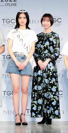 　新沼凛空さん（左）と篠田麻里子＝東京・ベルエポック美容専門学校（撮影・中島達哉）