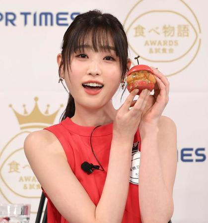 受賞した料理を試食する高橋ひかる＝青山グランドホール（撮影・三好信也）