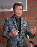 亡くなった御三家の一人、西郷輝彦さんとの思い出を話す橋幸夫＝厚木市文化会館