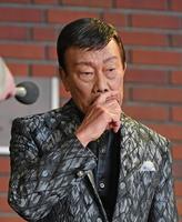 亡くなった御三家の一人、西郷輝彦さんとの思い出を話す橋幸夫＝厚木市文化会館