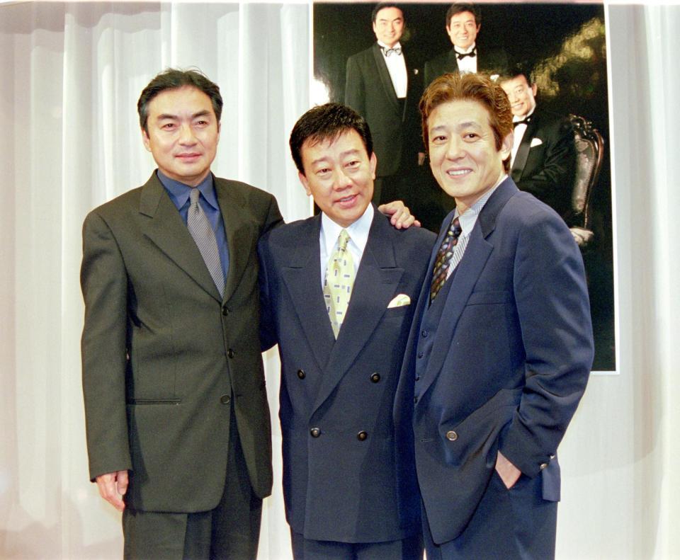 「御三家メモリアルコンサート」制作発表で（右から）舟木一夫、橋幸夫と＝２０００年７月