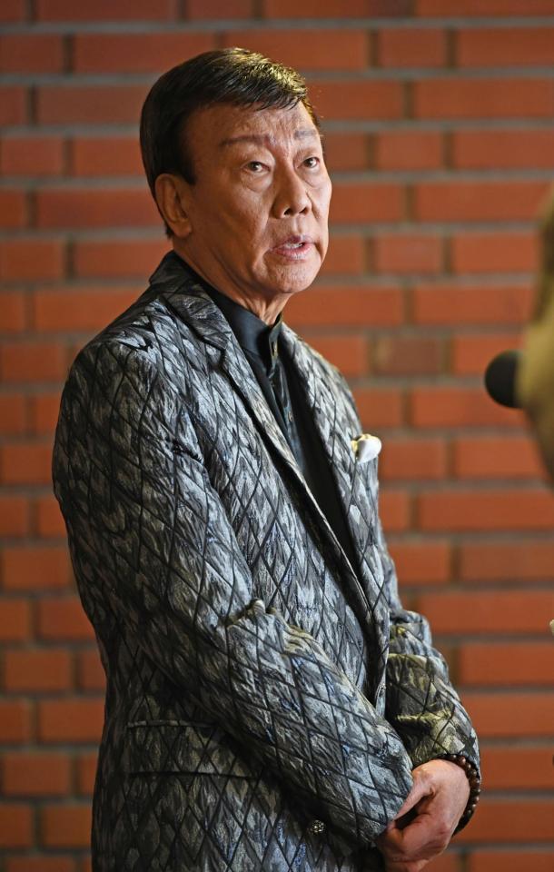 亡くなった御三家の一人、西郷輝彦さんとの思い出を話す橋幸夫＝厚木市文化会館