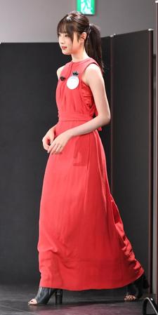 赤のドレスで登場した高橋ひかる＝青山グランドホール（撮影・三好信也）