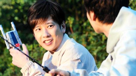 　コントのような掛け合いをする二宮和也（左）と中丸雄一