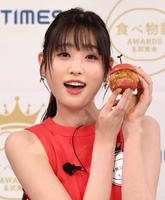 　受賞した料理を試食する高橋ひかる＝東京・青山（撮影・三好信也）