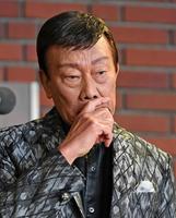 　西郷輝彦さんとの思い出を話す橋幸夫＝神奈川・厚木市文化会館