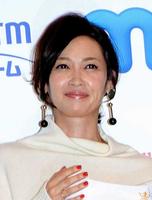 　イベントで共演した辺見マリ（左）と西郷輝彦さん＝２００６年