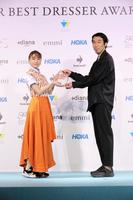 プレゼンターからトロフィーを受け取る松本まりか