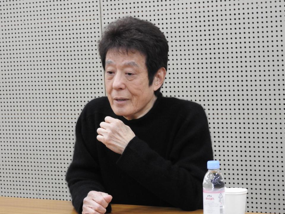 　声を詰まらせながら西郷輝彦さんへの思いを語る舟木一夫＝宇都宮市文化会館