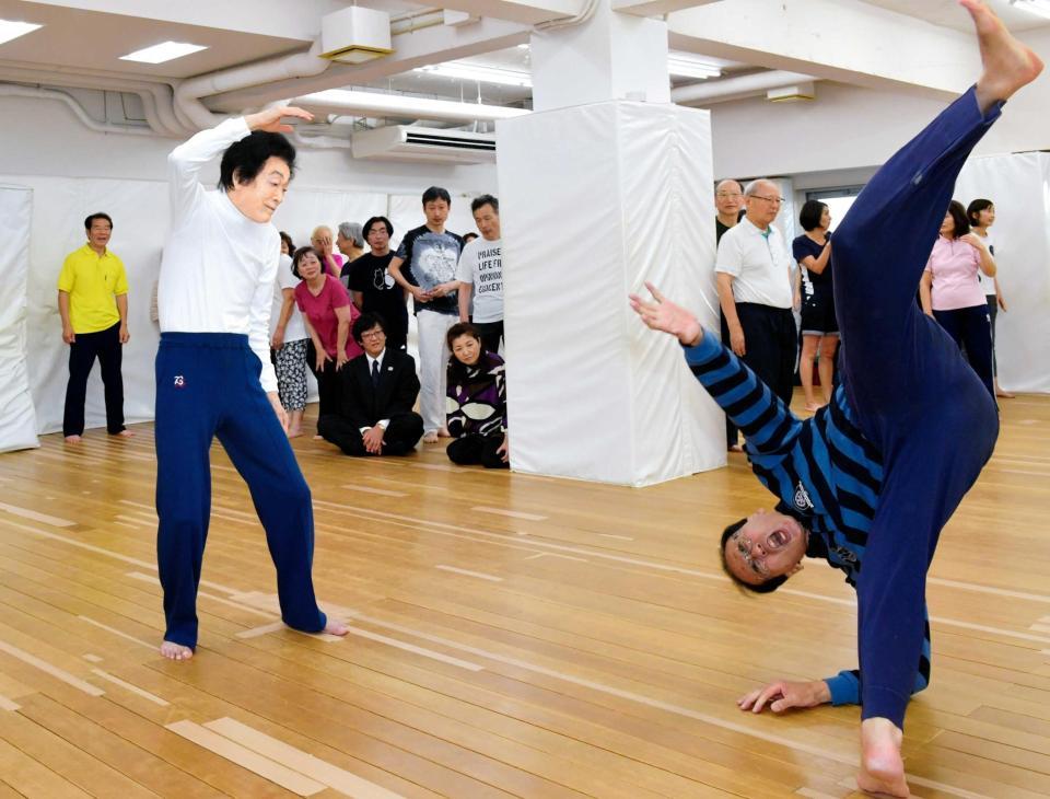 　西野流呼吸法の塾生に手ほどきする西野皓三さん（左）＝２０１８年