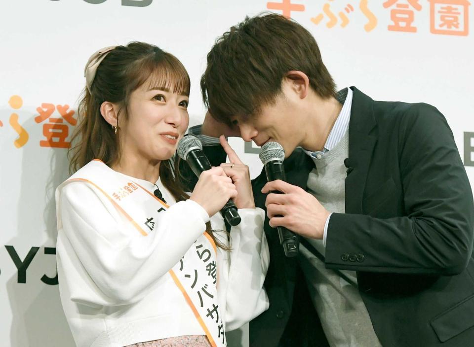 　夫・杉浦太陽（右）の寝相を暴露する辻希美＝東京・恵比寿ガーデンプレイス（撮影・開出牧）