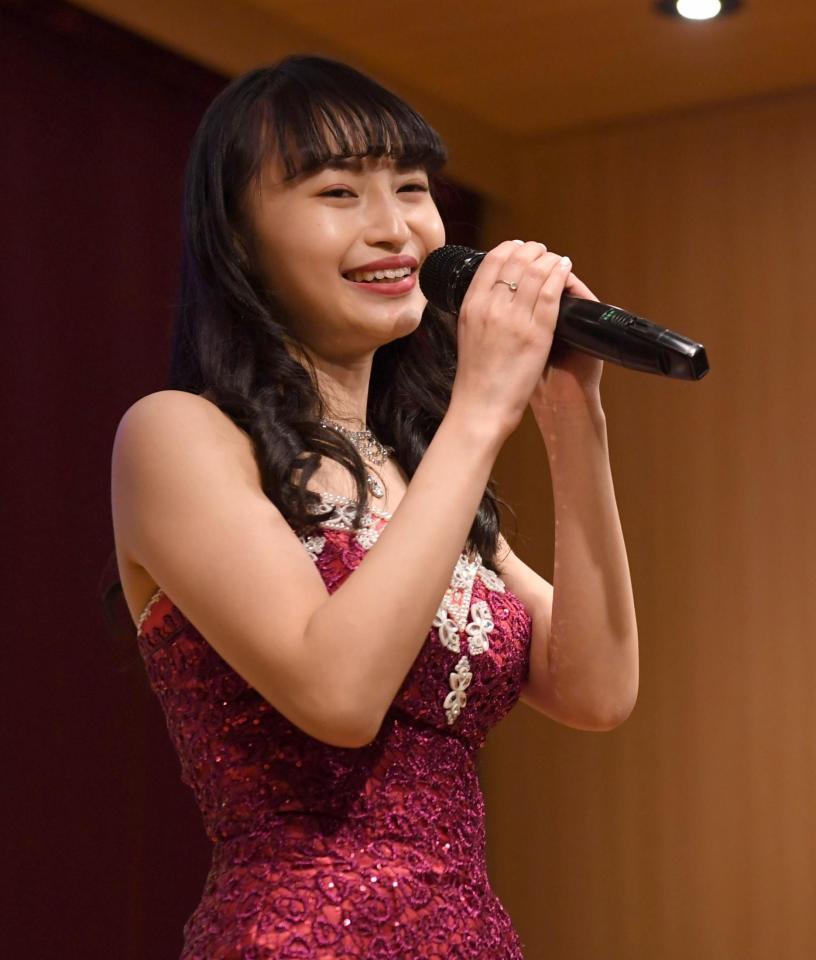 グラドル演歌歌手・望月琉叶 キラキラピンクドレスで「演歌で グラドル演歌歌手・望月琉叶 キラキラピンクドレスで「演歌で
