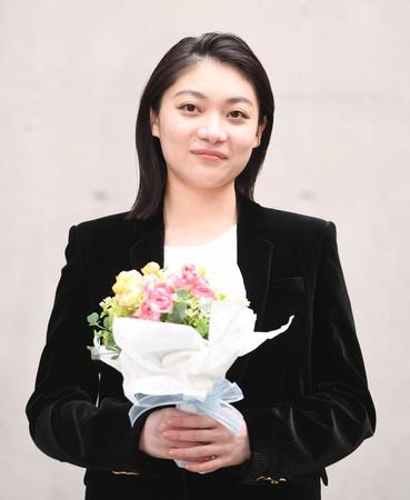 　助演女優賞を受賞し花束を手のする三浦透子＝東京都内（撮影・園田高夫）