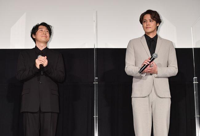 　映画「銀河英雄伝説」の完成披露上映会であいさつした鈴村健一（左）宮野真守＝東京・新宿ピカデリー（撮影・西岡正）