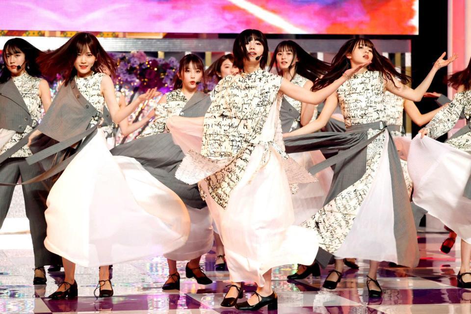 　センターポジションで歌唱する乃木坂４６・中西アルノ（中央）＝千葉・幕張メッセ