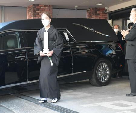 　集まったファンと報道陣にあいさつする喪主の明子夫人