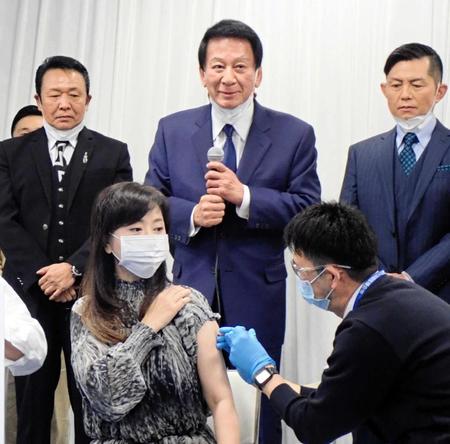 　妻・伍代夏子（手前左）のワクチン接種を見守る杉良太郎（中央）＝東京・大手町