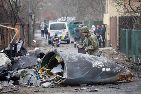 　キエフで墜落した航空機の破片を調べるウクライナ軍兵士（ＡＰ＝共同）
