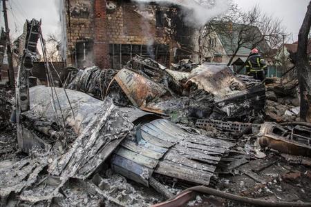 　ウクライナ首都キエフで、墜落した航空機の破片の間を歩く消防士（ＡＰ＝共同）