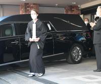 　集まったファンと報道陣にあいさつする喪主の明子夫人