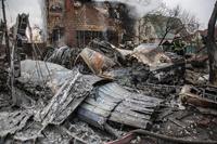 　ウクライナ首都キエフで、墜落した航空機の破片の間を歩く消防士（ＡＰ＝共同）