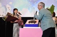 バースデーサプライズに笑顔を見せる日向坂４６の丹生明里（左）とイッセー尾形＝東京・新宿バルト９（撮影・西岡正）