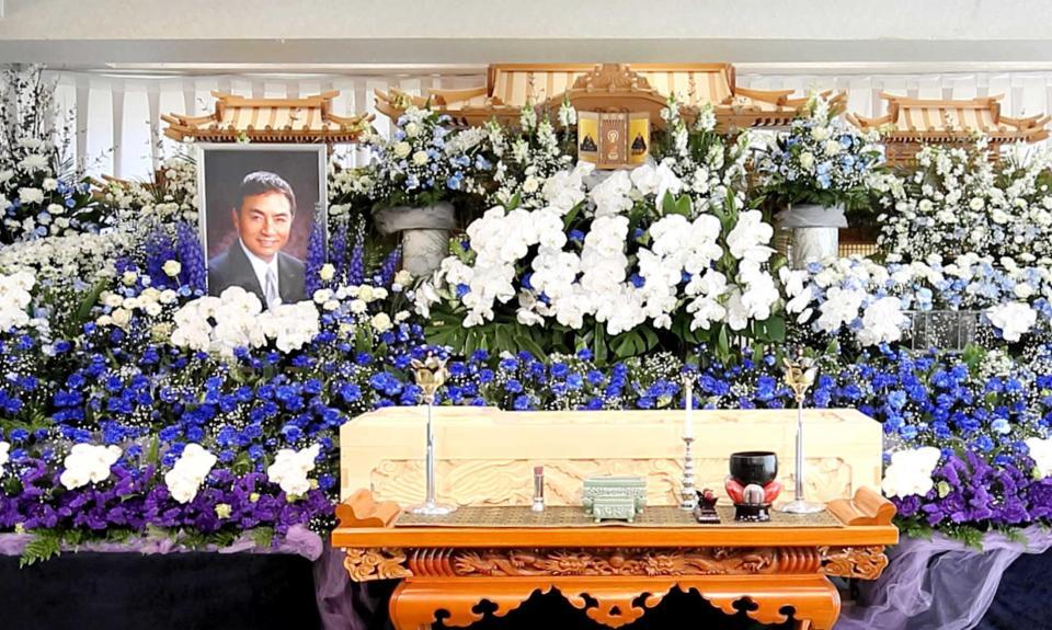 　白、青、紫の花々で囲まれた西郷さんの祭壇