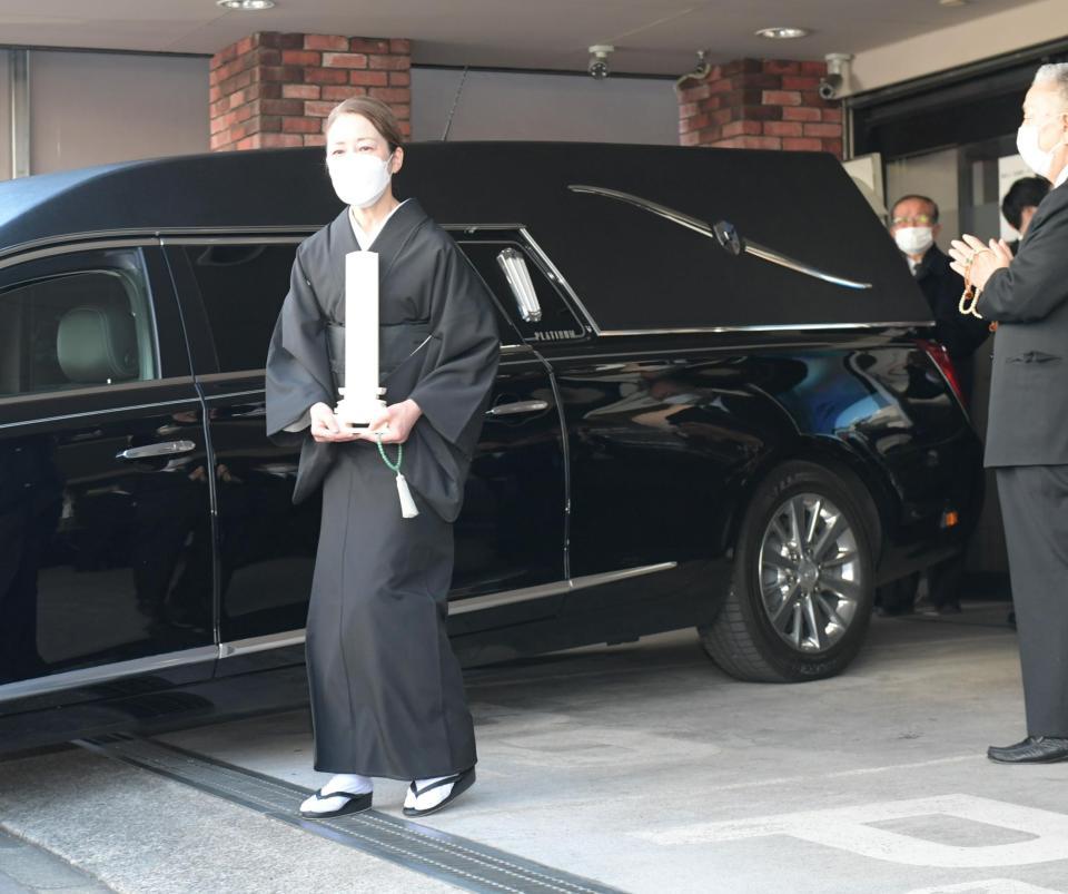 　集まったファンと報道陣にあいさつする喪主の明子夫人