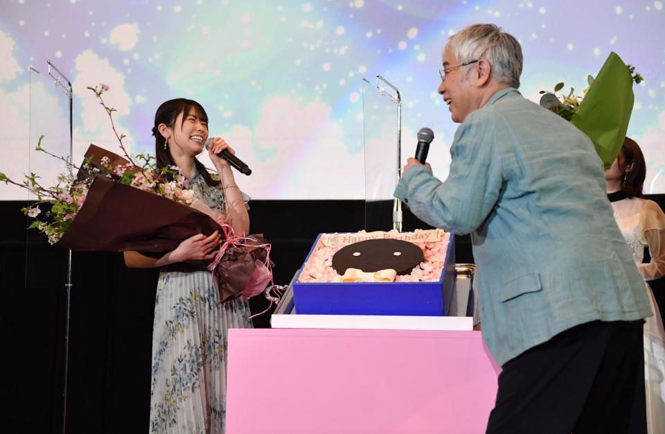 バースデーサプライズに笑顔を見せる日向坂４６の丹生明里（左）とイッセー尾形＝東京・新宿バルト９（撮影・西岡正）