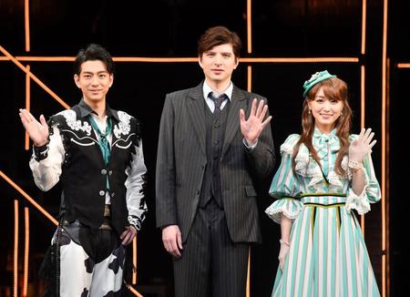 ミュージカル「カーテンズ」の初日を迎えた（左から）三浦翔平、城田優、櫻坂４６・菅井友香＝東京国際フォーラム（撮影・伊藤笙子）
