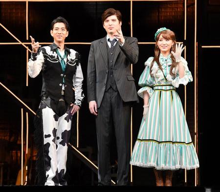 ミュージカル「カーテンズ」の初日を迎えた（左から）三浦翔平、城田優、櫻坂４６・菅井友香＝東京国際フォーラム（撮影・伊藤笙子）